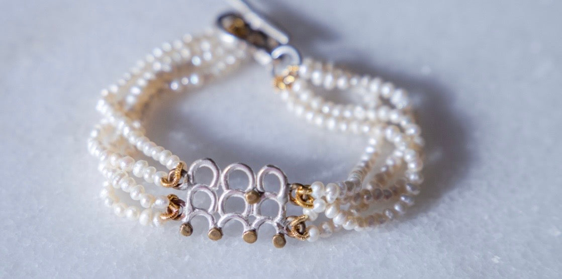 Bracelet with fresh pearls and sterling silver